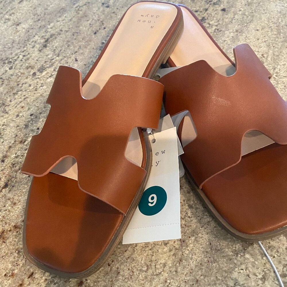 NEW  BROWN CLASSIC SLIP ON SANDALS - SIZE 9